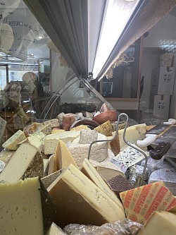 Morbier, tomme noire, emmental suisse, gorgonzola cuillère, tomme de Savoie.. et bien plus encore