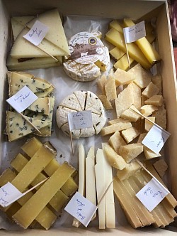 Plateaux disponibles en fromages et charcuteries ou bien fromages seuls !